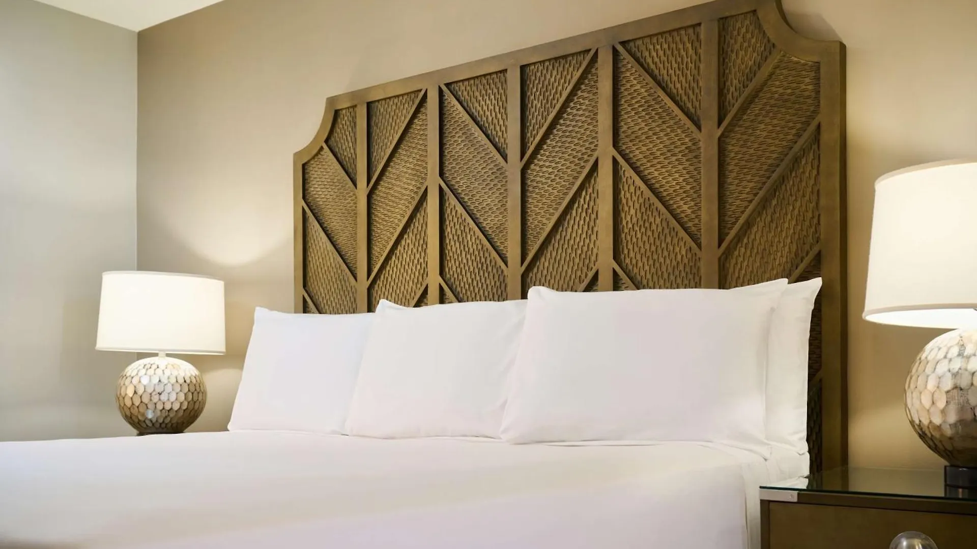 Aston Waikiki Beach Tower Honolulu Aparthotel